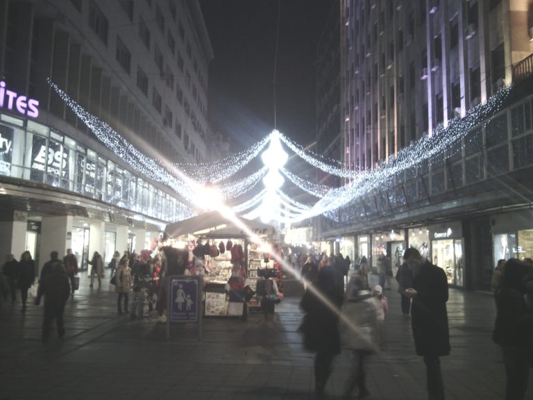 Počelo postavljanje prazničnog osvetljenja