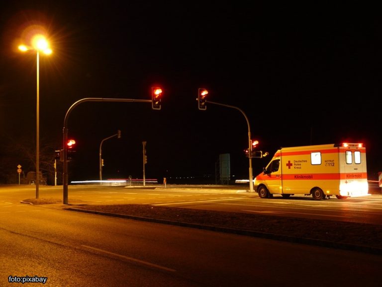 Vozač oborio dve devojčice na pešačkom u Novom Sadu ( Video)