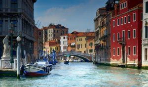 Gradonačelnik Venecije traži one koji su surfovali kanalom