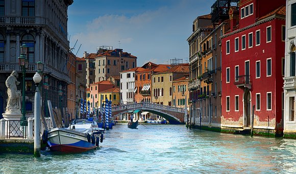 Gradonačelnik Venecije traži one koji su surfovali kanalom