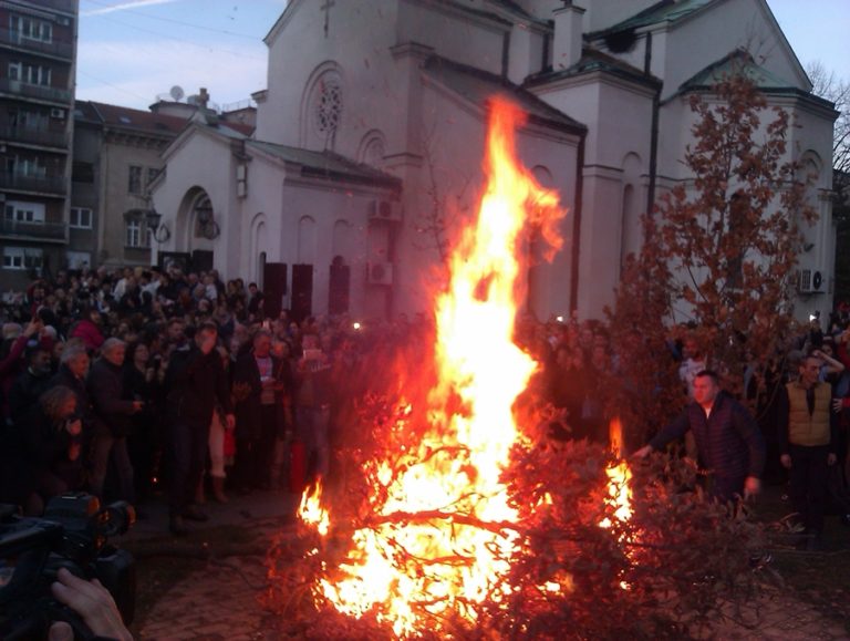 U nedelju paljenje badnjaka kod Hrama Svetog Save i Božićna liturgija