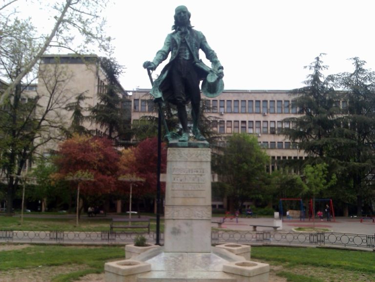 Gde se nalazi spomenik Dositeju Obradoviću?