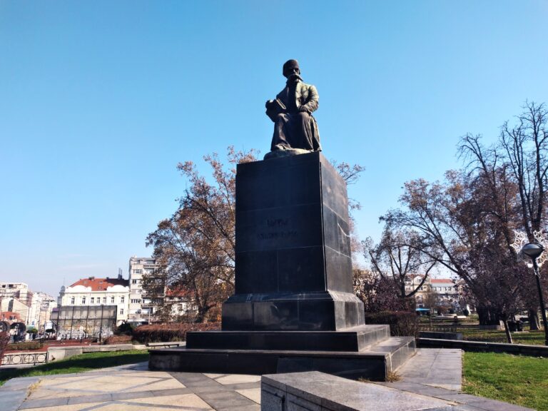 Spomenik Vuku Karadžiću odnešen na restauraciju