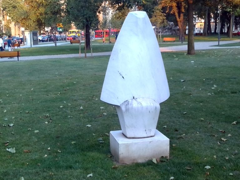 Skulptura “ Sedeća žena“ u Beogradu