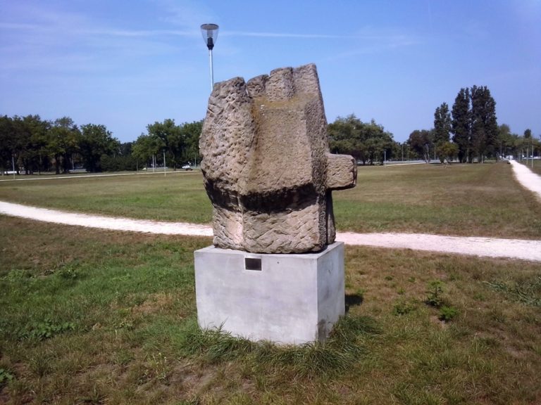 Skulptura „Ljudi- tvrđava III“ –  Branko Ružić