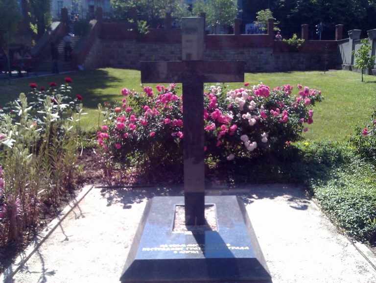 Kameni Krst znak sećanja na stradale 6.aprila 1941. – Vaznesenjska crkva