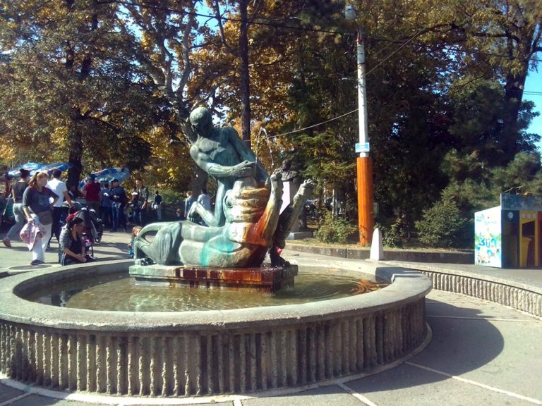 Skulptura i fontana Herakle ubija nemejskog lava u Beogradu