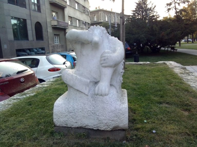 Skulptura „Jež u kamenu“ u Beogradu