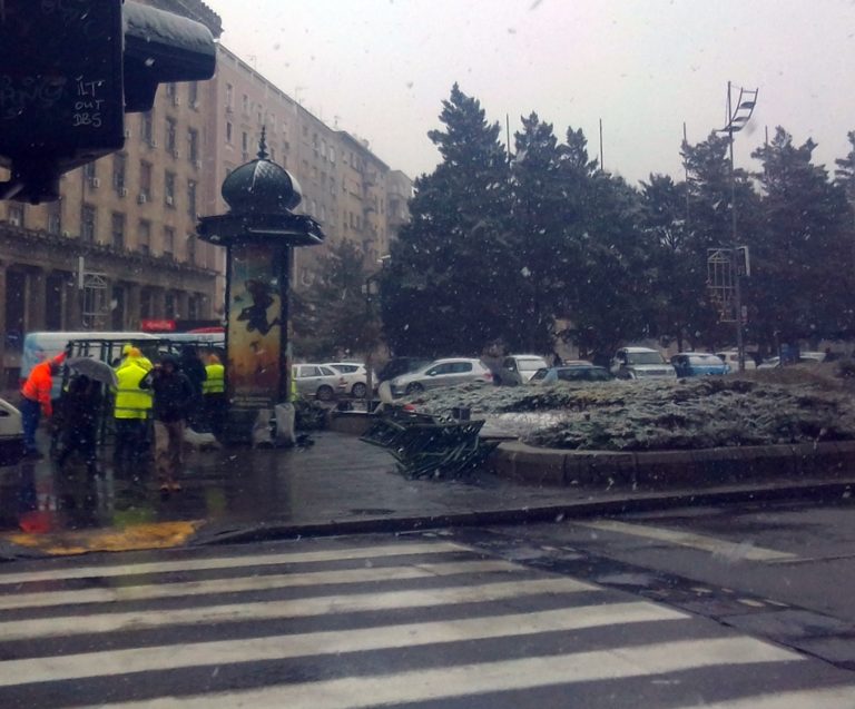 Postavlja se jelka na Trgu Nikole Pašića