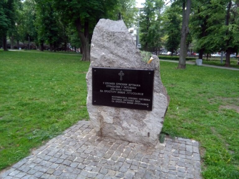 Spomen-ploča srpskim žrtvama stradalim u ratovima na prostoru bivše Jugoslavije od 1991. do 2000. godine na Tašmajdanu