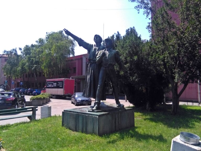 Skulptura ispred Beogradskog Dramskog pozorišta
