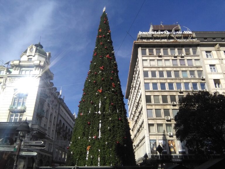 Postavljena jelka u Knez Mihailovoj ulici, a tu je i Trg otvorenog srca