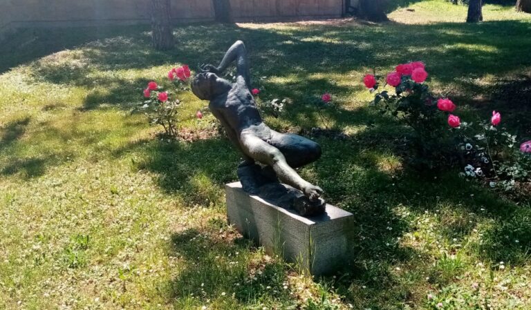 Skulptura Ranjeni kurir u Beogradu