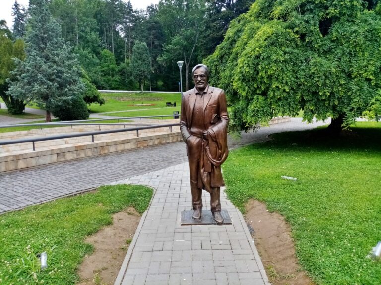 Spomenik Draganu Nikoliću u Vrnjačkoj banji