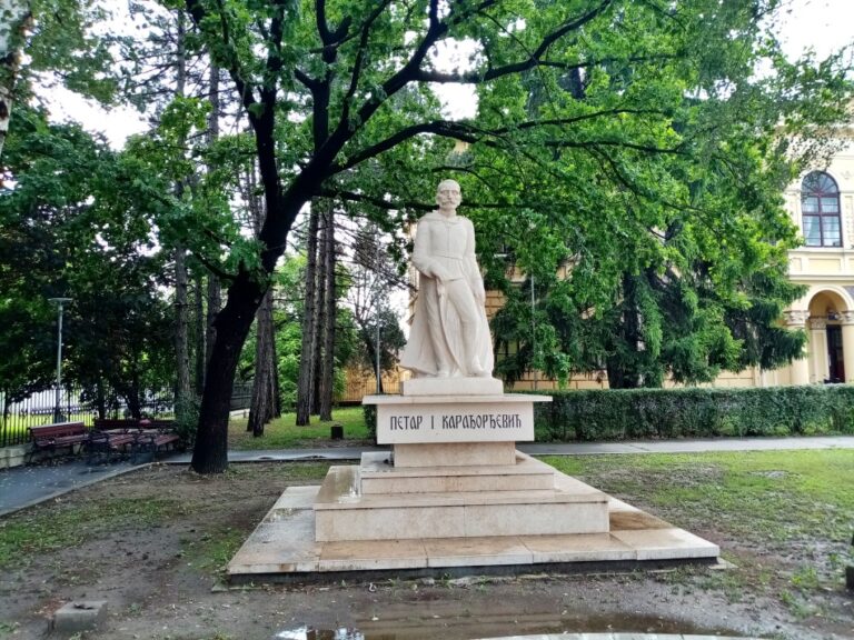 Spomenik kralju Petru I Karađorđeviću u Bečeju