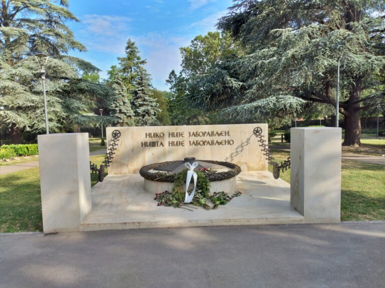 Spomenik „Večna vatra“ na Spomen-groblju oslobodiocima Beograda
