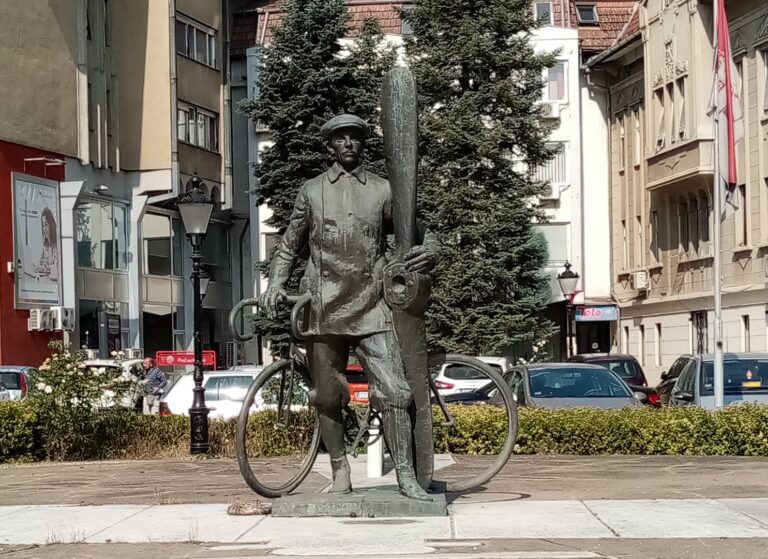 Spomenik Ivanu Sariću u Subotici