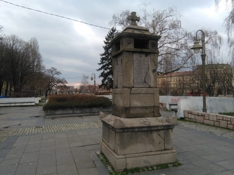 Spomenik Nišlijama obešenim od Turaka 1821.