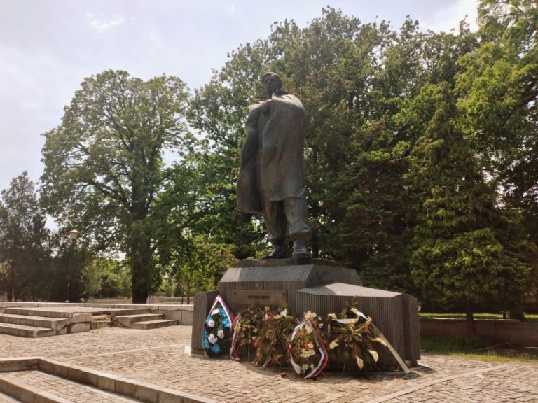Spomenik Branku Krsmanoviću u Paraćinu
