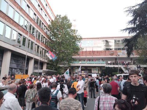 Održan protest ispred RTS-a u organizaciji „Kreni-Promeni“
