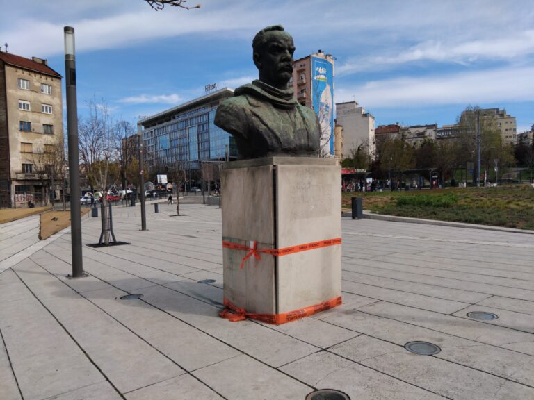 Obrušio se deo postamenta spomenika Dimitriju Tucoviću