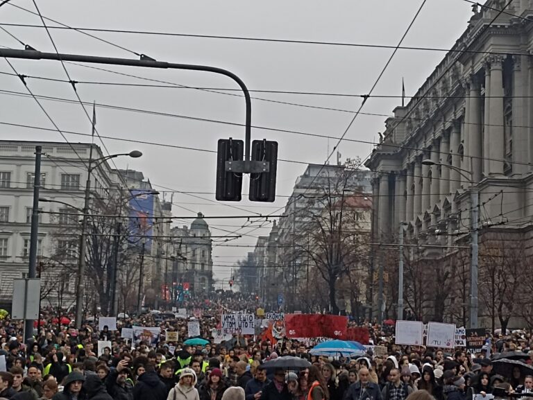 Arhiv javnih skupova: Koliko je ljudi bilo na protestima u Beogradu, Novom Sadu..?