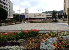 Tenzije u Užicu i nakon mitinga SNS-a: pristalice SNS-a bacale predmete na građane