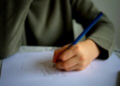 Počela isplata đačke pomoći, ali ostaje nejasno: prva ili druga rata?